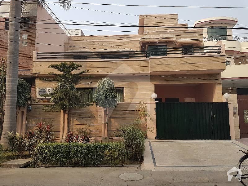 سی ایم ایچ کالونی کینٹ لاہور میں 4 کمروں کا 8 مرلہ مکان 3.25 کروڑ میں برائے فروخت۔