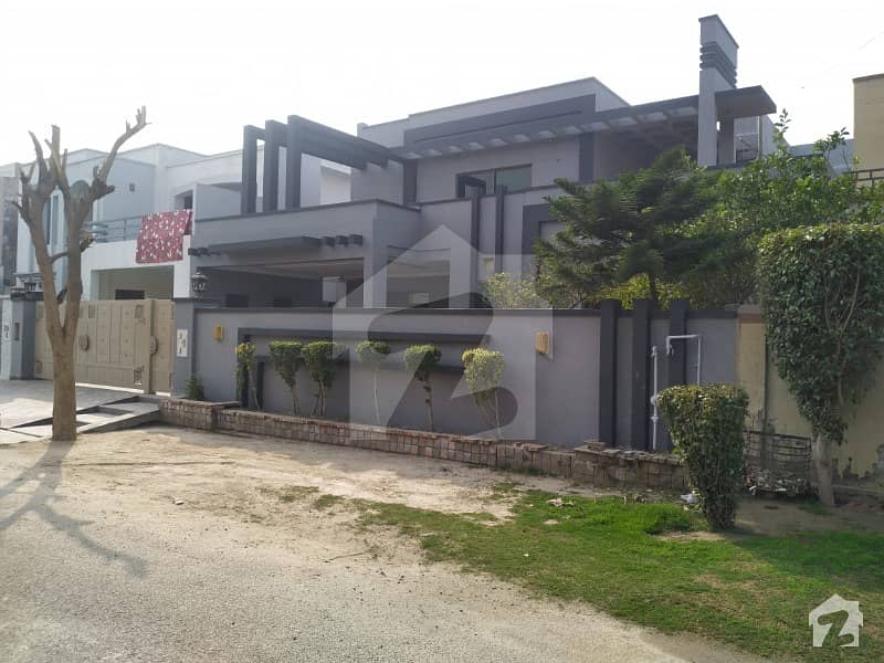 Near Jamia MASJID 20 Marla House Is Up For Urgently Sale