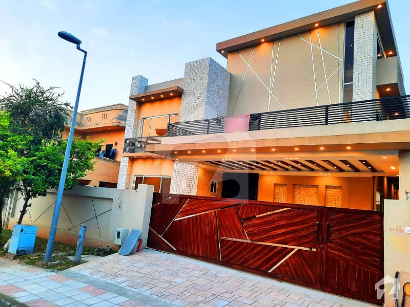 One Kanal Designers House Available For Sale