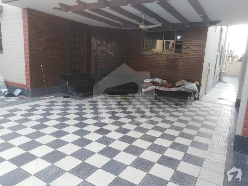 ڈی ایچ اے فیز 5 - بلاک اے فیز 5 ڈیفنس (ڈی ایچ اے) لاہور میں 5 کمروں کا 1 کنال مکان 7.2 کروڑ میں برائے فروخت۔