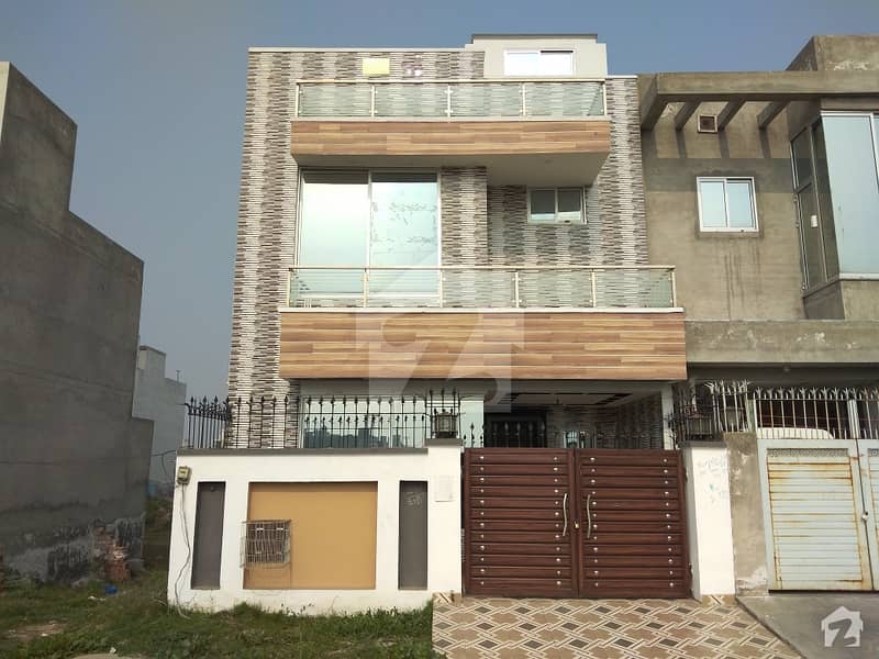 پیراگون سٹی - امپیریل 2 بلاک پیراگون سٹی لاہور میں 3 کمروں کا 4 مرلہ مکان 90 لاکھ میں برائے فروخت۔