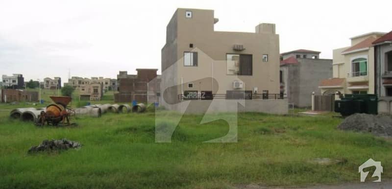 Beautiful Location Kanal PlotZ721 covered by Beautiful Houses in Investment Price