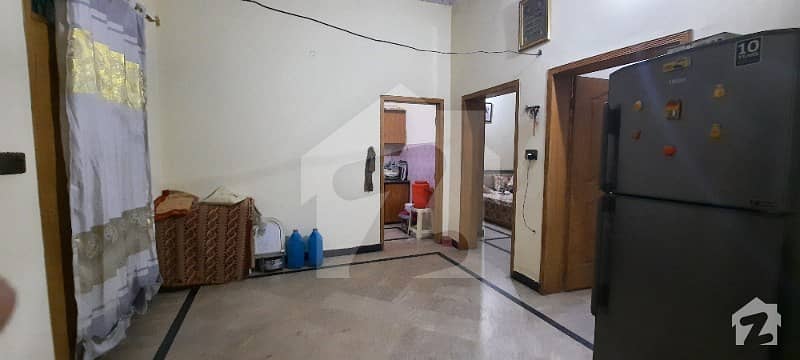 اعوان ٹاؤن لاہور میں 4 کمروں کا 5 مرلہ مکان 1 کروڑ میں برائے فروخت۔