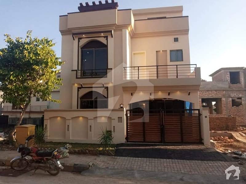 بحریہ ٹاؤن فیز 8 بحریہ ٹاؤن راولپنڈی راولپنڈی میں 5 کمروں کا 6 مرلہ مکان 1.35 کروڑ میں برائے فروخت۔