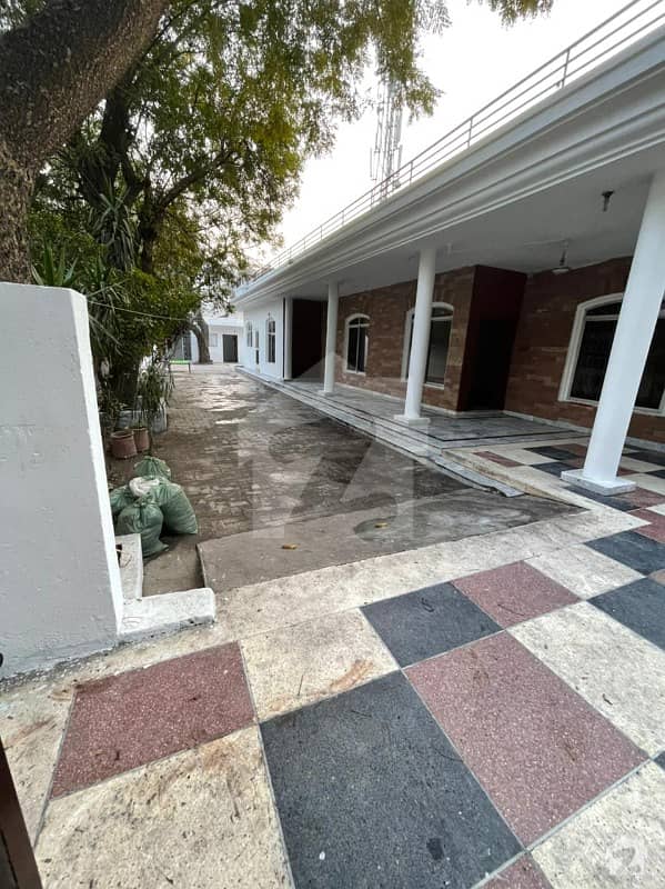 گلبرگ لاہور میں 3 کمروں کا 2 کنال مکان 1.25 لاکھ میں کرایہ پر دستیاب ہے۔