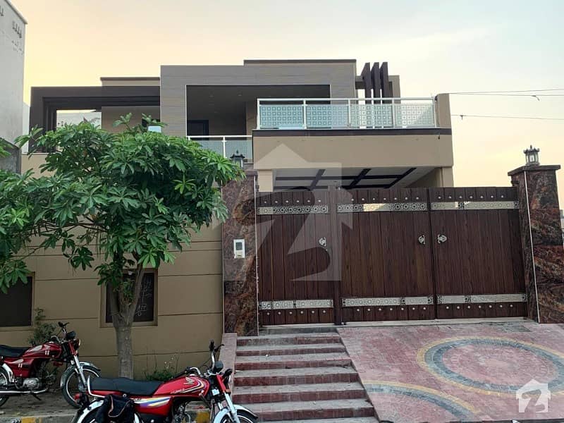 لاثانی ٹاؤن فیصل آباد میں 7 کمروں کا 13 مرلہ مکان 2.6 کروڑ میں برائے فروخت۔