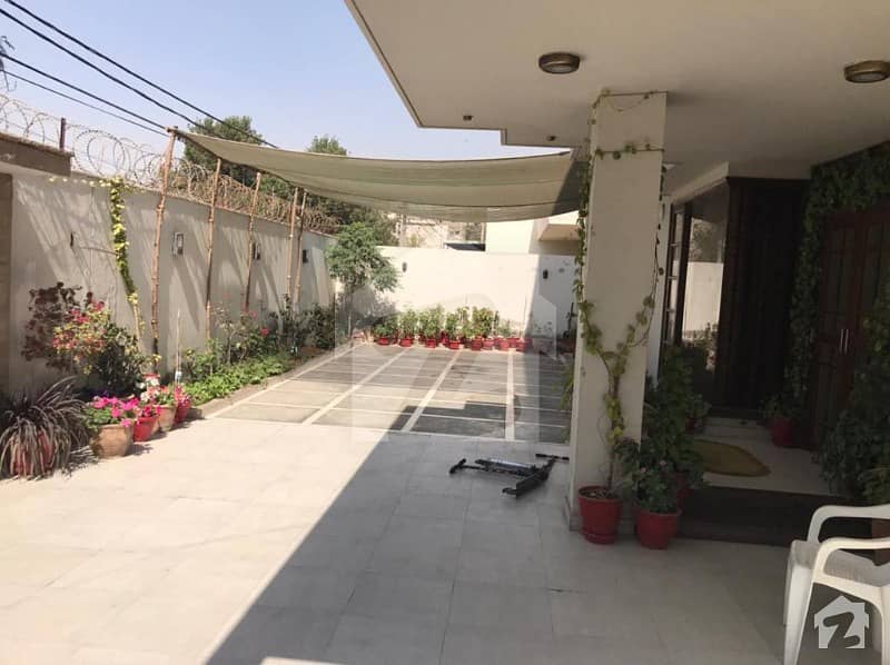 600 Yards 3 Bed Dd Slightly Used Bungalow Portion Is Available For Rent