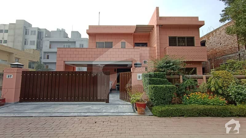 بحریہ ٹاؤن سیکٹر B بحریہ ٹاؤن لاہور میں 5 کمروں کا 1 کنال مکان 3.75 کروڑ میں برائے فروخت۔