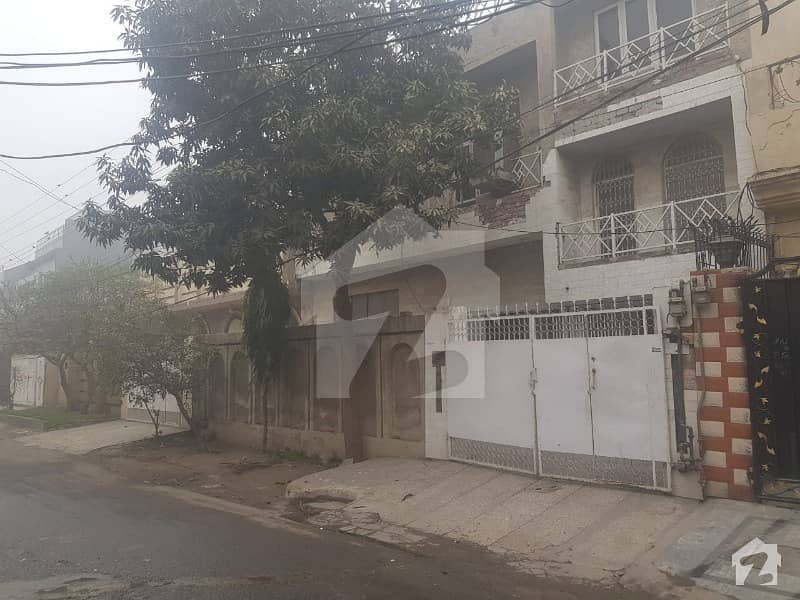 In Allama Iqbal Town House For Sale Sized 2275  Square Feet