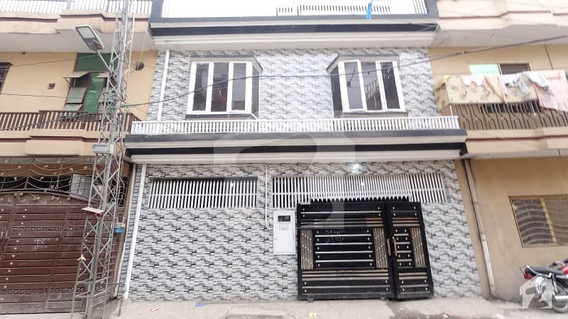 خیابانِ سرسید راولپنڈی میں 4 کمروں کا 5 مرلہ مکان 1.8 کروڑ میں برائے فروخت۔