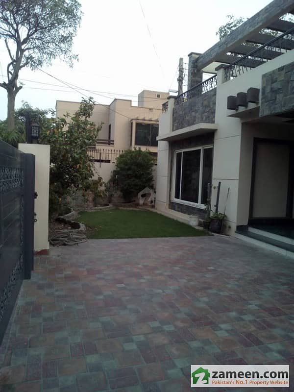 1 Kanal Beautiful House  Outstanding Location For Residency