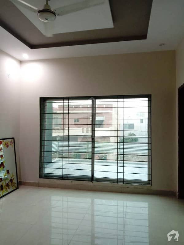 10 MARLA UPPER PORTION FOR RENT IN DHA PHASE 8 AIR AVENUE