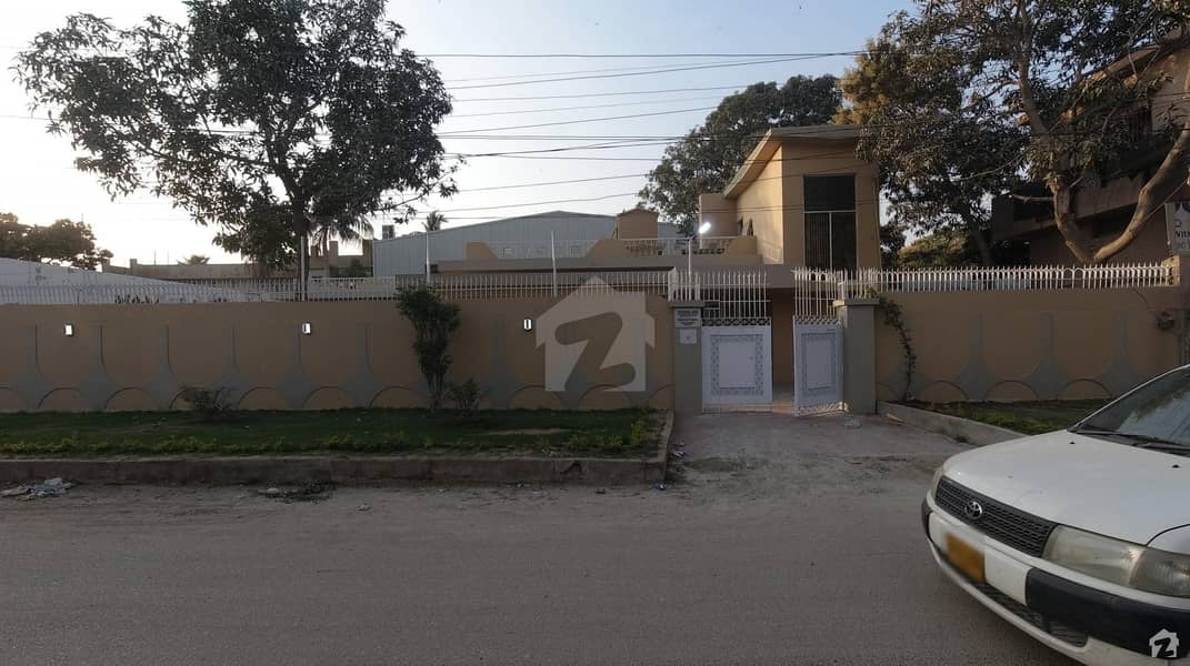 نارتھ ناظم آباد ۔ بلاک این نارتھ ناظم آباد کراچی میں 7 کمروں کا 2.22 کنال مکان 5 لاکھ میں کرایہ پر دستیاب ہے۔