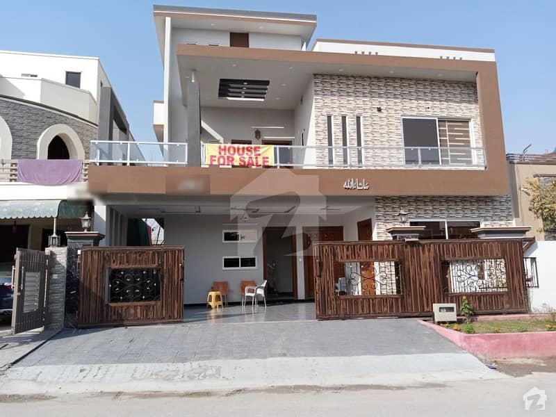 Perfect 2800 Square Feet Upper Portion In Media Town For Sale