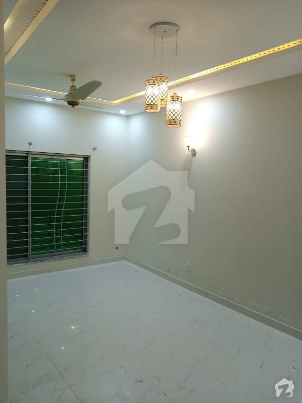3rd Flour 4 Marla Office DHA Phase 8 For Rent