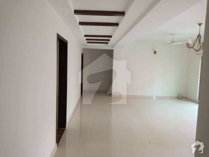 Brand New 3 Beds 3rd Floor 10 Marla Flat On Park For Rent