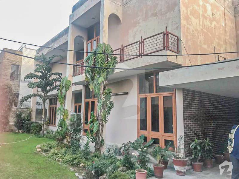 کینٹ لاہور میں 5 کمروں کا 2 کنال مکان 10.5 کروڑ میں برائے فروخت۔