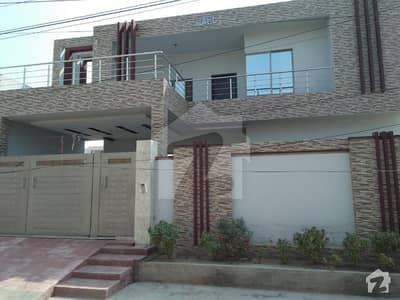 خیابان کالونی 2 فیصل آباد میں 5 کمروں کا 16 مرلہ مکان 2.8 کروڑ میں برائے فروخت۔