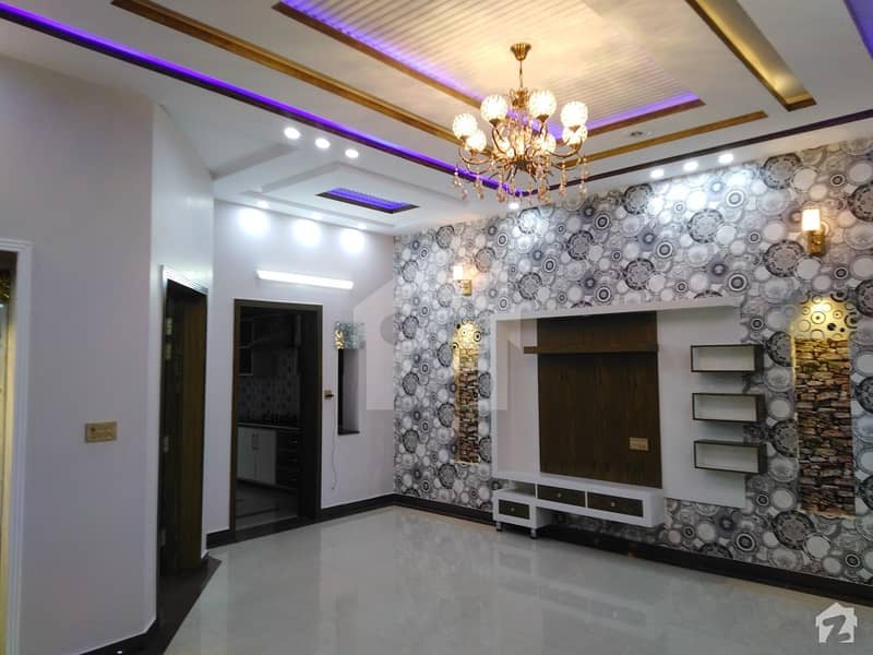 سکھ چین گارڈنز ۔ بلاک بی سکھ چین گارڈنز لاہور میں 4 کمروں کا 10 مرلہ مکان 2.5 کروڑ میں برائے فروخت۔