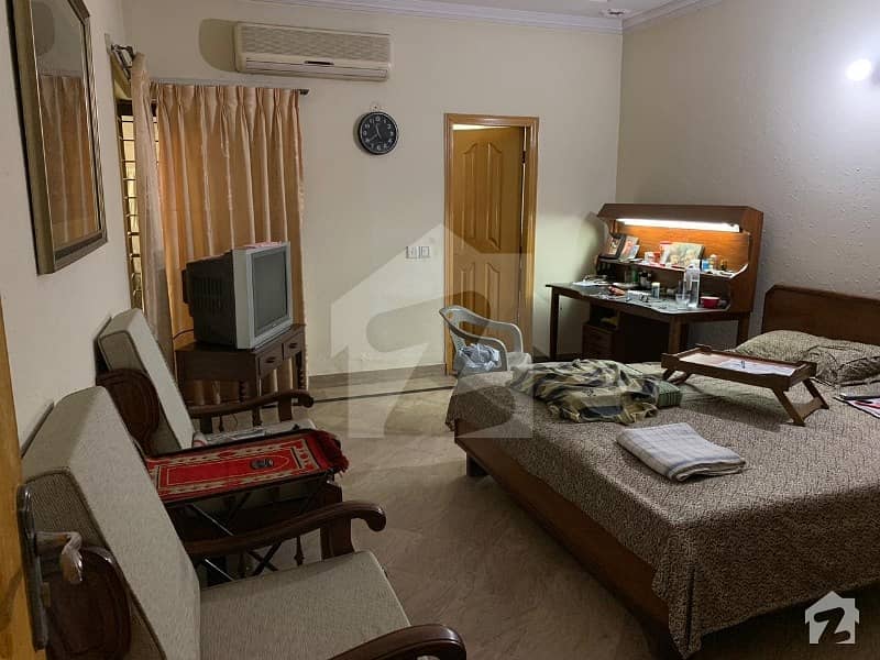 اقبال پارک کینٹ کینٹ لاہور میں 3 کمروں کا 8 مرلہ مکان 1.8 کروڑ میں برائے فروخت۔