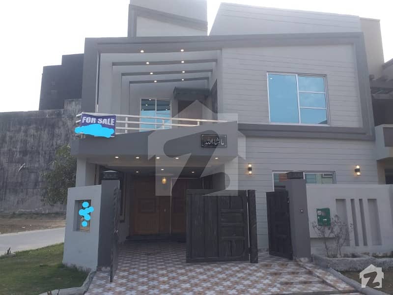 بحریہ ٹاؤن سیکٹرڈی بحریہ ٹاؤن لاہور میں 3 کمروں کا 5 مرلہ مکان 1.37 کروڑ میں برائے فروخت۔