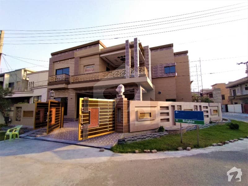 واپڈا ٹاؤن لاہور میں 5 کمروں کا 15 مرلہ مکان 4.15 کروڑ میں برائے فروخت۔