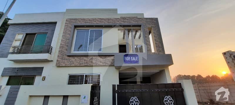 بحریہ ٹاؤن سیکٹرڈی بحریہ ٹاؤن لاہور میں 3 کمروں کا 5 مرلہ مکان 1.35 کروڑ میں برائے فروخت۔