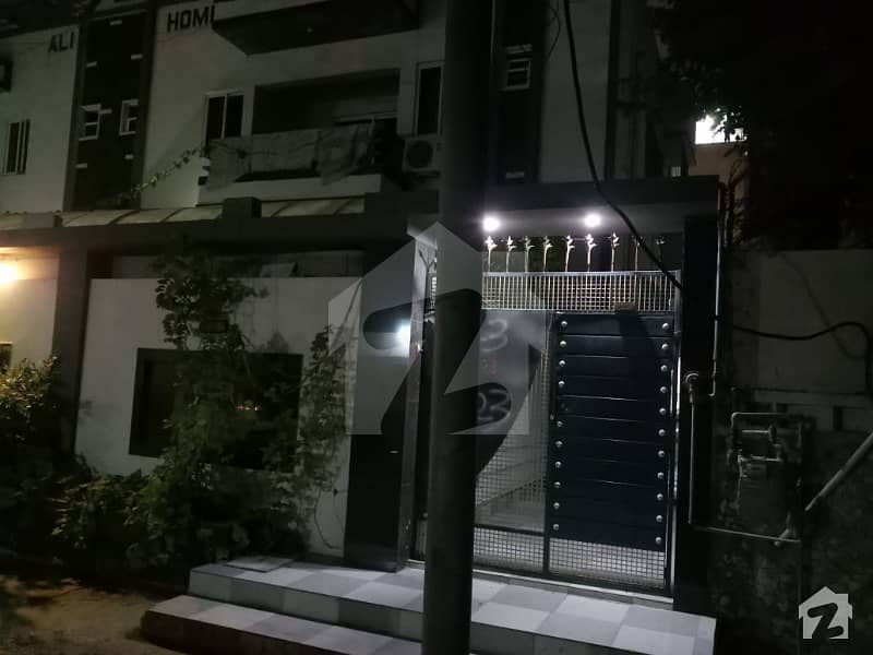 یونیورسٹی روڈ کراچی میں 3 کمروں کا 10 مرلہ فلیٹ 1.9 کروڑ میں برائے فروخت۔