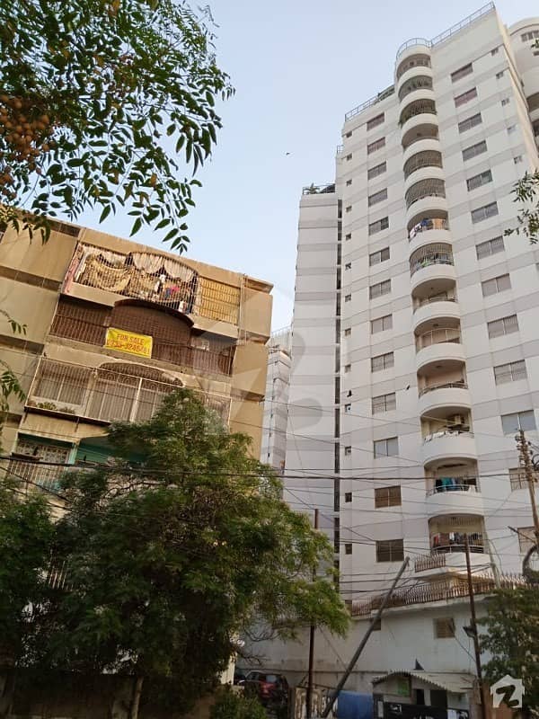 گلشنِ اقبال ٹاؤن کراچی میں 5 کمروں کا 8 مرلہ فلیٹ 1.5 کروڑ میں برائے فروخت۔