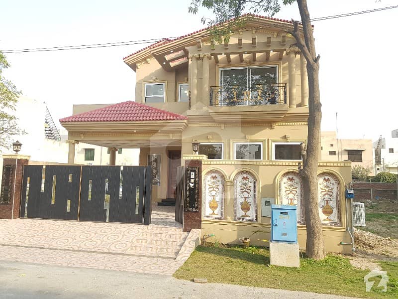 10 Marla Luxury Bungalow For Sale At Prime Location Near Park Commercial