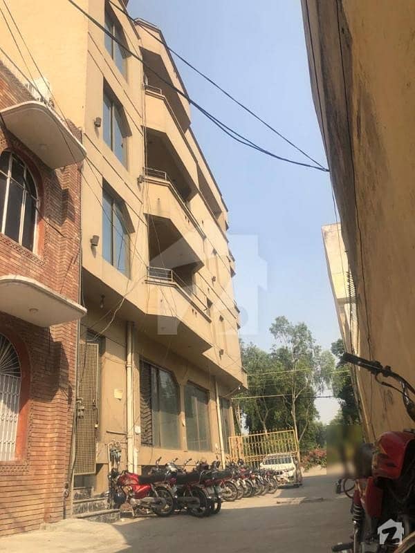 مین کینال بینک روڈ لاہور میں 5 کمروں کا 10 مرلہ عمارت 10 کروڑ میں برائے فروخت۔