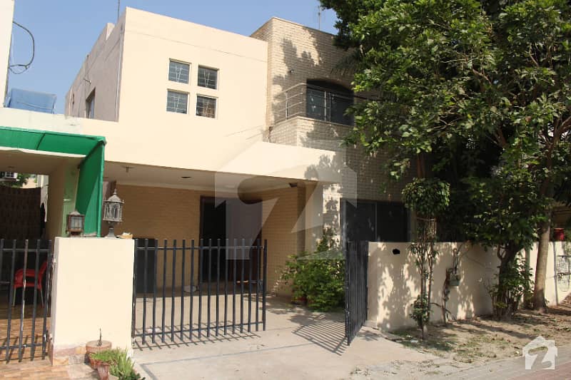 بحریہ ٹاؤن سفاری ولاز بحریہ ٹاؤن سیکٹر B بحریہ ٹاؤن لاہور میں 3 کمروں کا 8 مرلہ مکان 1.26 کروڑ میں برائے فروخت۔