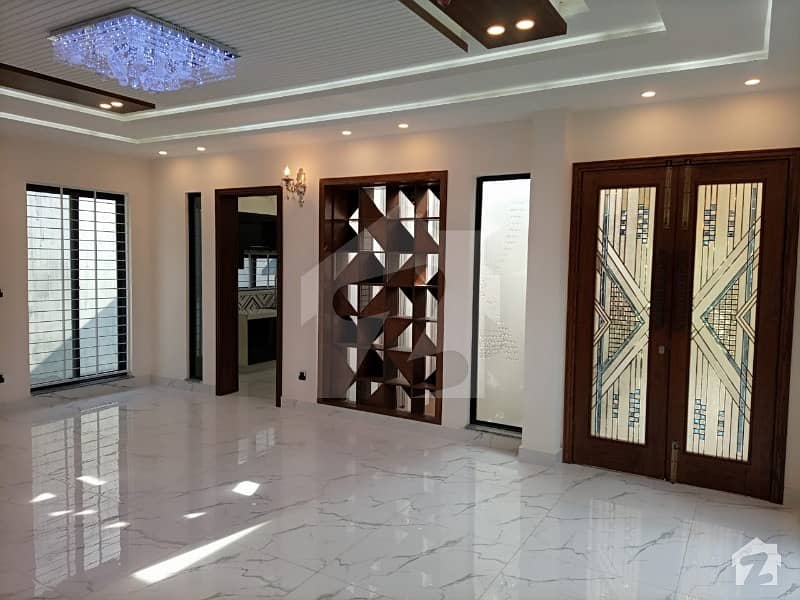 بحریہ ٹاؤن سیکٹرڈی بحریہ ٹاؤن لاہور میں 5 کمروں کا 1 کنال مکان 4.25 کروڑ میں برائے فروخت۔