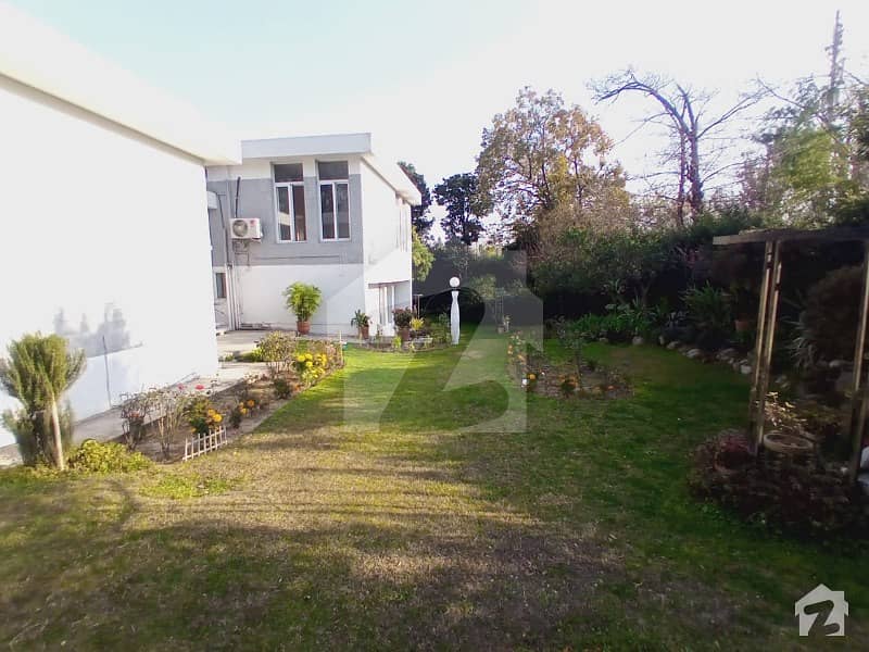 4 Beds House With Front Back Beautiful Lawn For Rent In F7
