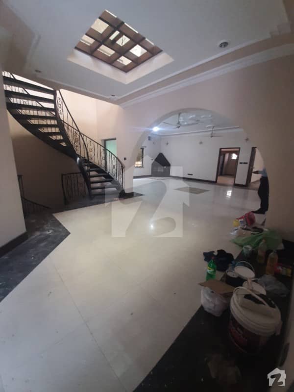 Dha Phase 5 1kanal House For Rent And Brand Lush Condation And Very Good Location