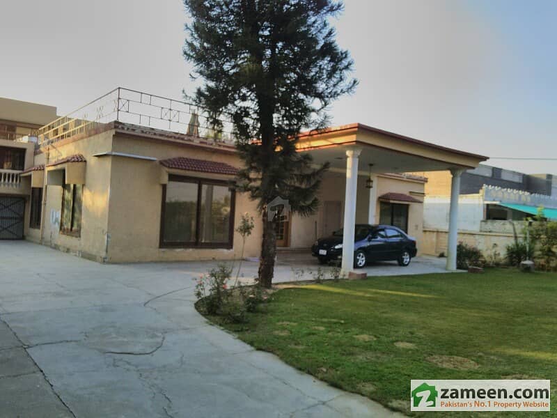 A huge beautiful house located in a posh area of Nowshera cantt with