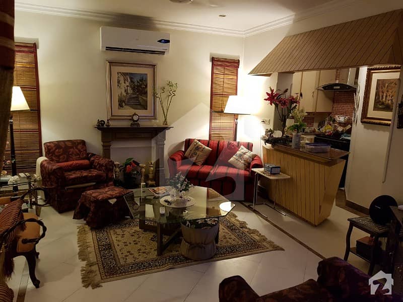کینٹ لاہور میں 4 کمروں کا 1.15 کنال مکان 9.5 کروڑ میں برائے فروخت۔