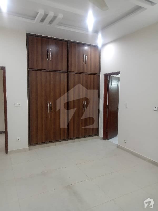1 Kanal Upper Portion 3 Bed Attached Bath Tv Lounge Drawing Kitchen Store Cars Parking