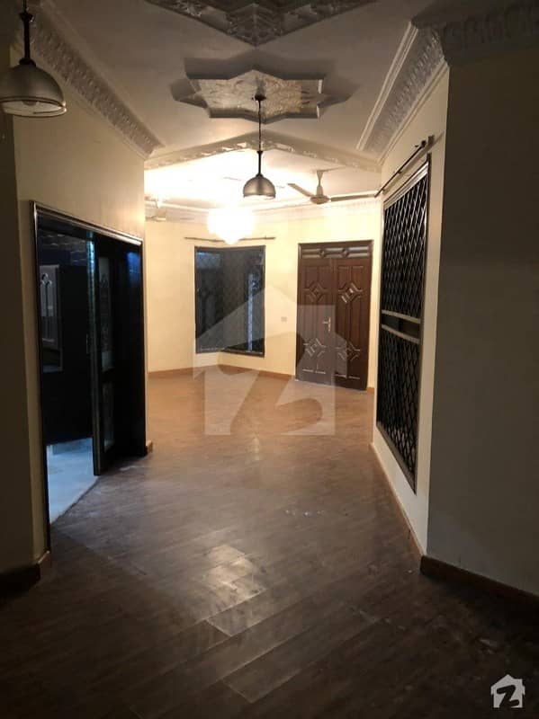 گارڈن ٹاؤن - علی بلاک گارڈن ٹاؤن لاہور میں 5 کمروں کا 1 کنال مکان 2 لاکھ میں کرایہ پر دستیاب ہے۔