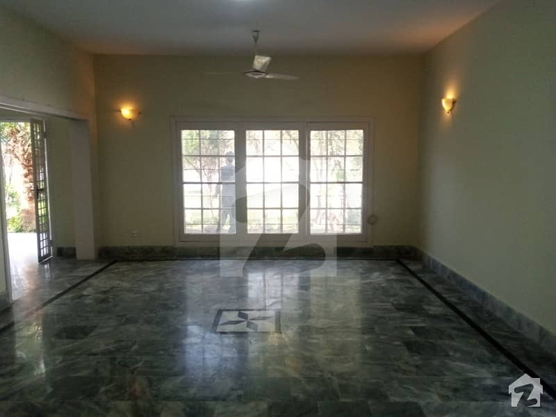 E7 Beautiful Double Storey House For Rent With Green Lawn