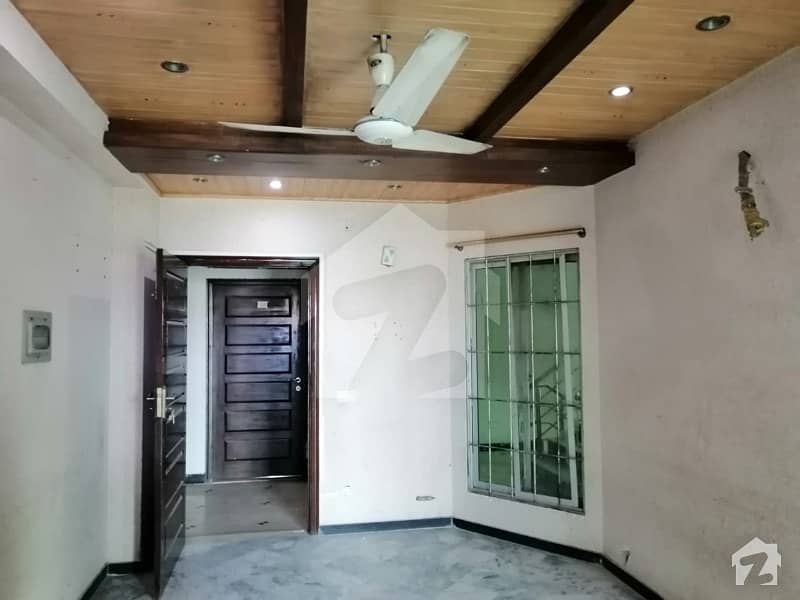 Flat Of 850  Square Feet Is Available For Rent In D-17