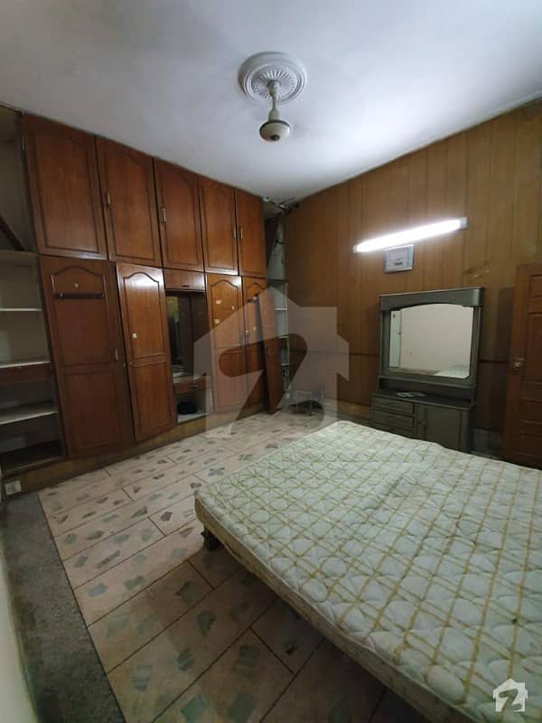 کریم پارک لاہور میں 5 کمروں کا 11 مرلہ مکان 3.95 کروڑ میں برائے فروخت۔