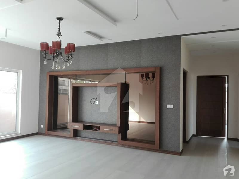ویلینشیاء ۔ بلاک پی1 ویلینشیاء ہاؤسنگ سوسائٹی لاہور میں 5 کمروں کا 10 مرلہ مکان 2.2 کروڑ میں برائے فروخت۔