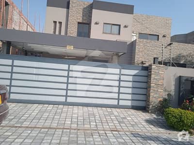 ای ایم ای سوسائٹی لاہور میں 4 کمروں کا 225 کنال مکان 4.35 کروڑ میں برائے فروخت۔ ای ایم ای سوسائٹی لاہور میں 4 کمروں کا 225 کنال مکان 4.35 کروڑ میں برائے فروخت۔