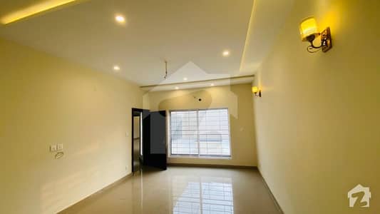 ڈی ایچ اے فیز 8 - بلاک جی ڈی ایچ اے فیز 8 ڈیفنس (ڈی ایچ اے) لاہور میں 5 کمروں کا 1 کنال مکان 6.6 کروڑ میں برائے فروخت۔
