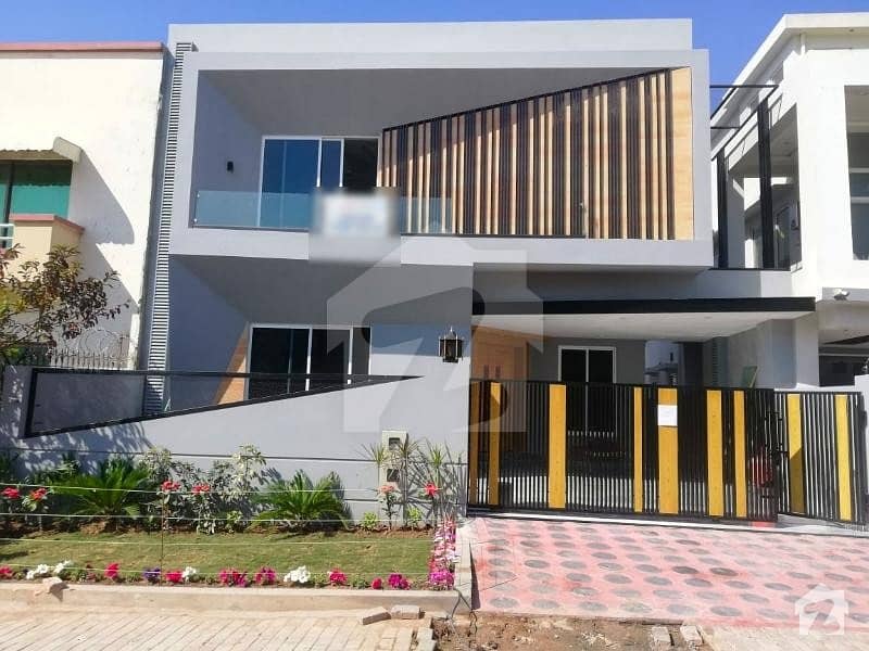 12 Marla Luxurious Spacious Designer House For Sale