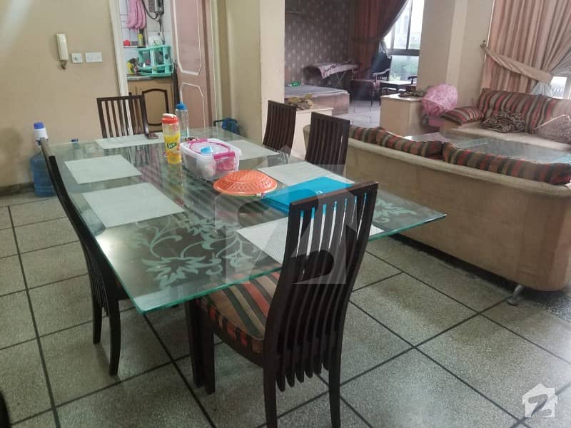 مدینہ ٹاؤن فیصل آباد میں 5 کمروں کا 19 مرلہ مکان 4.8 کروڑ میں برائے فروخت۔