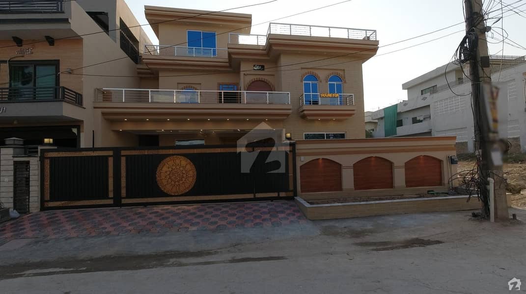 ائیرپورٹ ہاؤسنگ سوسائٹی راولپنڈی میں 7 کمروں کا 1 کنال مکان 3.75 کروڑ میں برائے فروخت۔