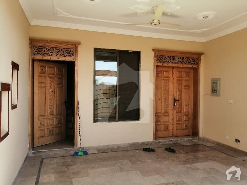 جی ۔ 13 اسلام آباد میں 5 کمروں کا 8 مرلہ مکان 2.7 کروڑ میں برائے فروخت۔