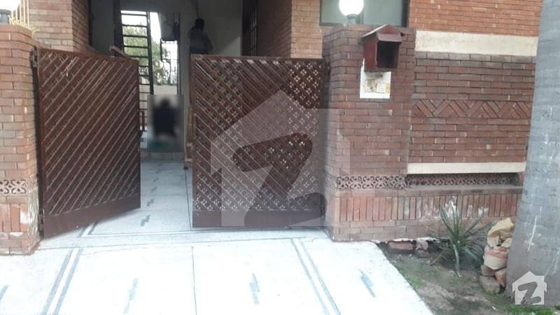 1 Kanal Slightly Use Separate Gate Upper Portion For Rent In Dha Phase 1 Near H Block Market Or Dha Community Center Lahore